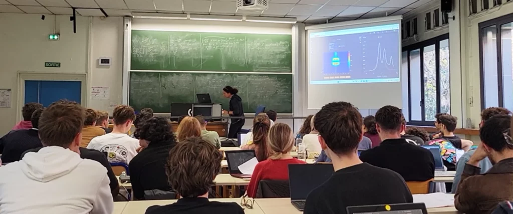 Professor Nathalie Raveu teaching electromagnetism to engineering students at N7 Toulouse INP