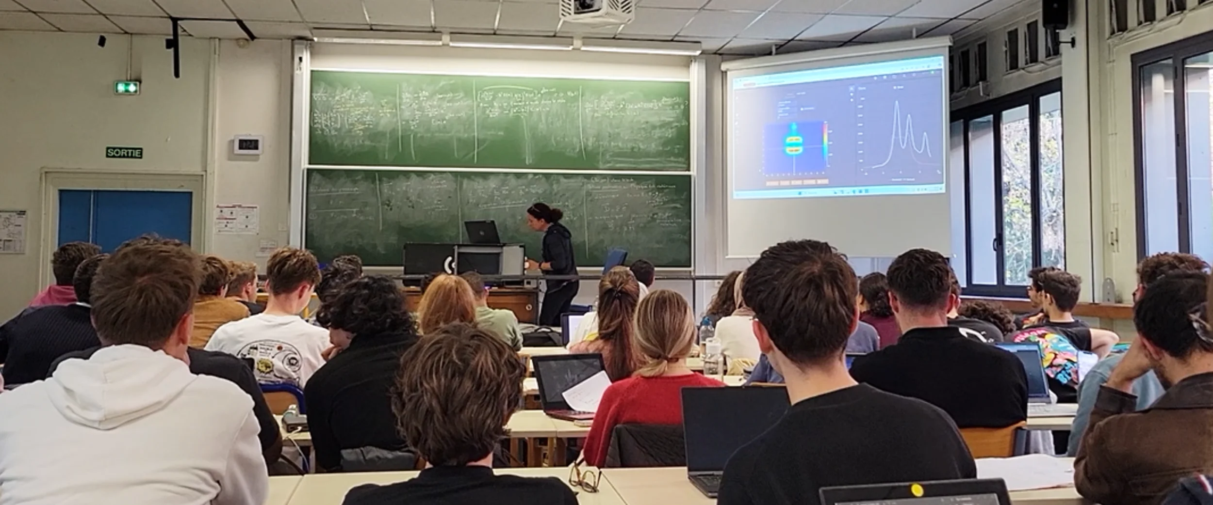 Professor Nathalie Raveu teaching electromagnetism to engineering students at N7 Toulouse INP